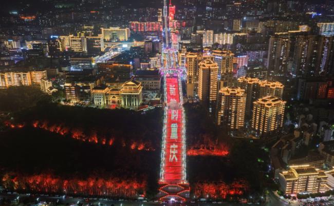 约80层楼高的神女大扶梯,重庆小城变网红 约80层楼高的神女大扶梯,重庆小城变网红