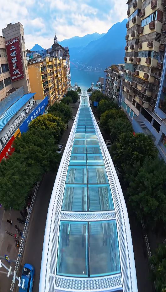 约80层楼高的神女大扶梯,重庆小城变网红 约80层楼高的神女大扶梯,重庆小城变网红