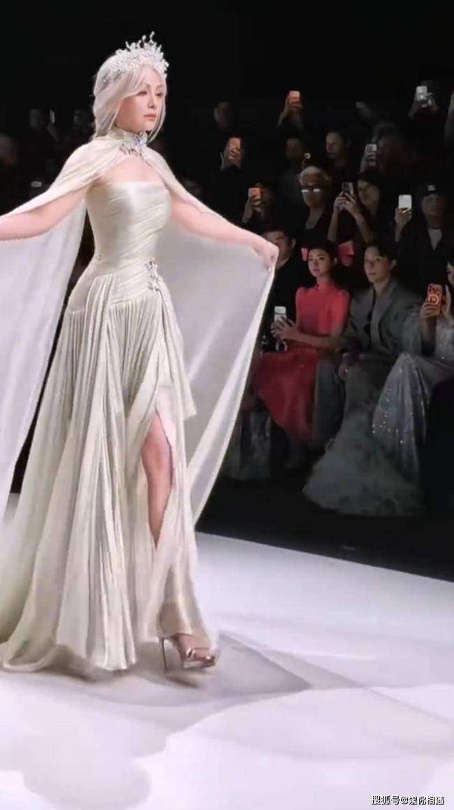 55岁王琳惊艳上海时装周,银发白裙加冕 55岁王琳惊艳上海时装周,银发白裙加冕