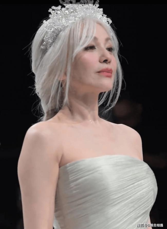 55岁王琳惊艳上海时装周,银发白裙加冕 55岁王琳惊艳上海时装周,银发白裙加冕
