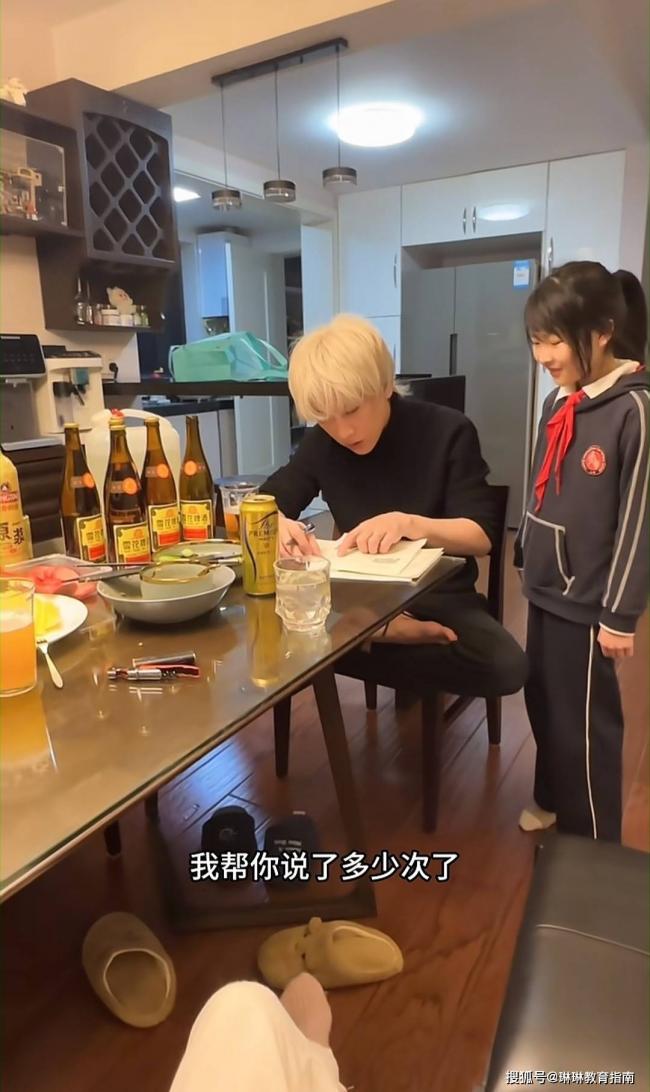 “黄毛的爹,酗酒的妈”,上海三口之家火了 “黄毛的爹,酗酒的妈”,上海三口之家火了