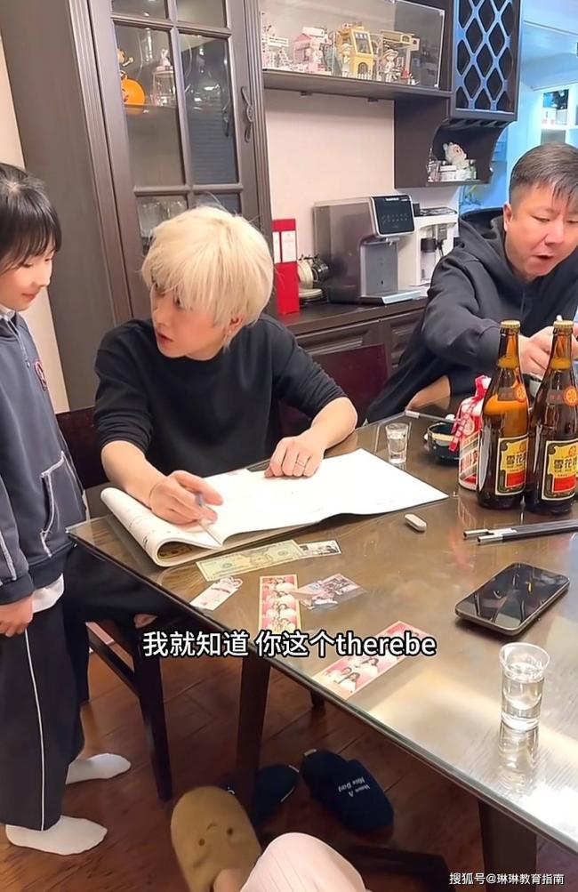 “黄毛的爹,酗酒的妈”,上海三口之家火了 “黄毛的爹,酗酒的妈”,上海三口之家火了