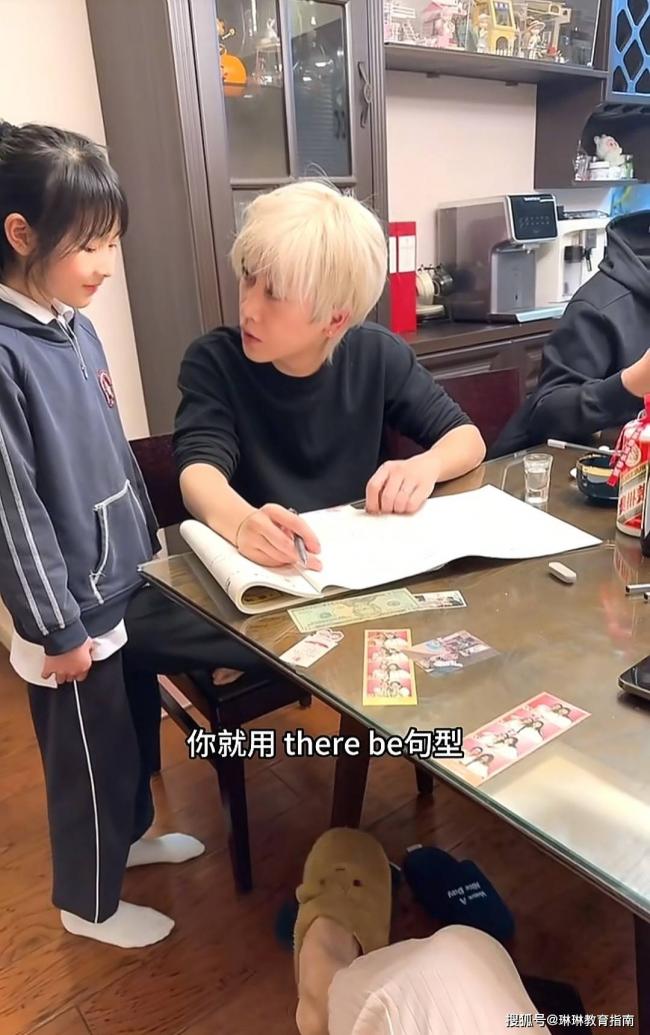 “黄毛的爹,酗酒的妈”,上海三口之家火了 “黄毛的爹,酗酒的妈”,上海三口之家火了