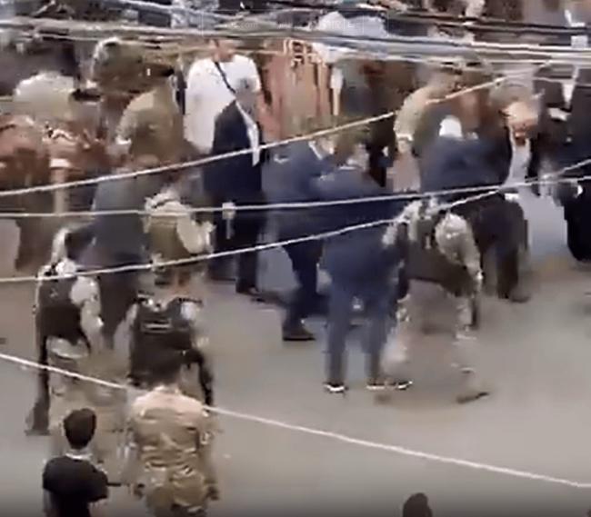 因拒绝驱逐,伊朗大使被黎巴嫩人拖出使馆 因拒绝驱逐,伊朗大使被黎巴嫩人拖出使馆