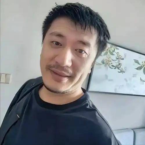 身体亮红灯?52岁吴京脸部凹痕引关注 身体亮红灯?52岁吴京脸部凹痕引关注