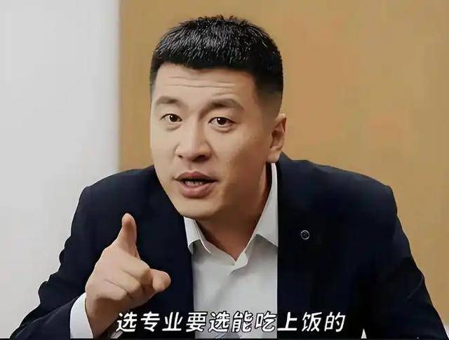 身体亮红灯?52岁吴京脸部凹痕引关注 身体亮红灯?52岁吴京脸部凹痕引关注