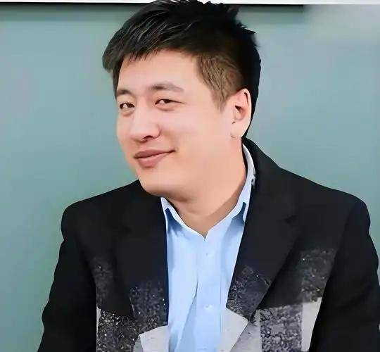 身体亮红灯?52岁吴京脸部凹痕引关注 身体亮红灯?52岁吴京脸部凹痕引关注