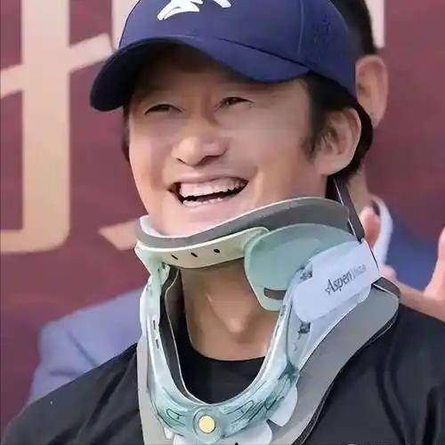 身体亮红灯?52岁吴京脸部凹痕引关注 身体亮红灯?52岁吴京脸部凹痕引关注