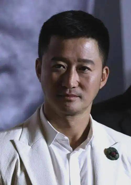 身体亮红灯?52岁吴京脸部凹痕引关注 身体亮红灯?52岁吴京脸部凹痕引关注