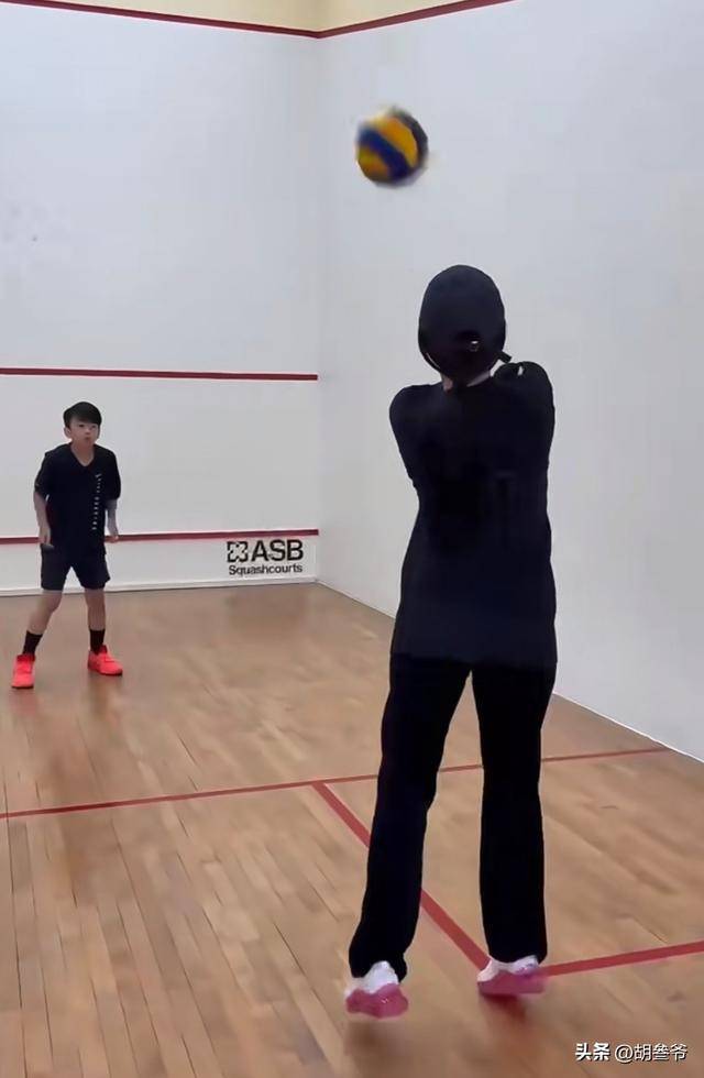16岁谢振南近照好帅!张柏芝观赛小Q打排球 16岁谢振南近照好帅!张柏芝观赛小Q打排球