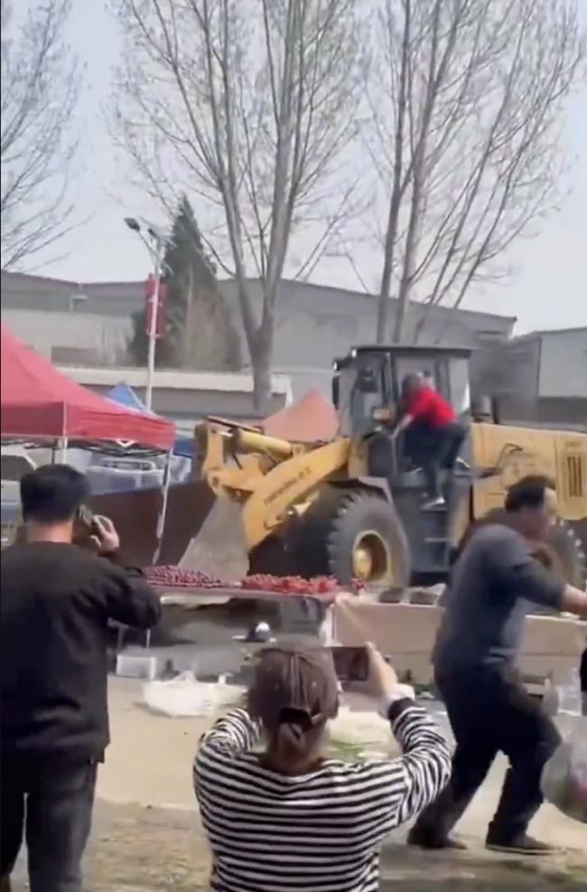 北京集市推土机冲撞人群 死伤惨重 内情细节曝光 北京集市推土机冲撞人群 死伤惨重 内情细节曝光
