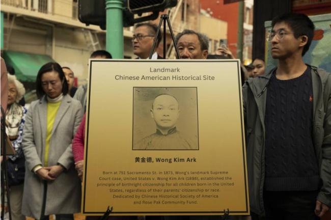 川普现身创史上首例！大法官一句话惹满场笑声