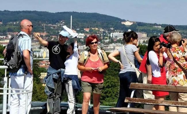 英国也贴中文标语？中国游客被全球各种嫌弃