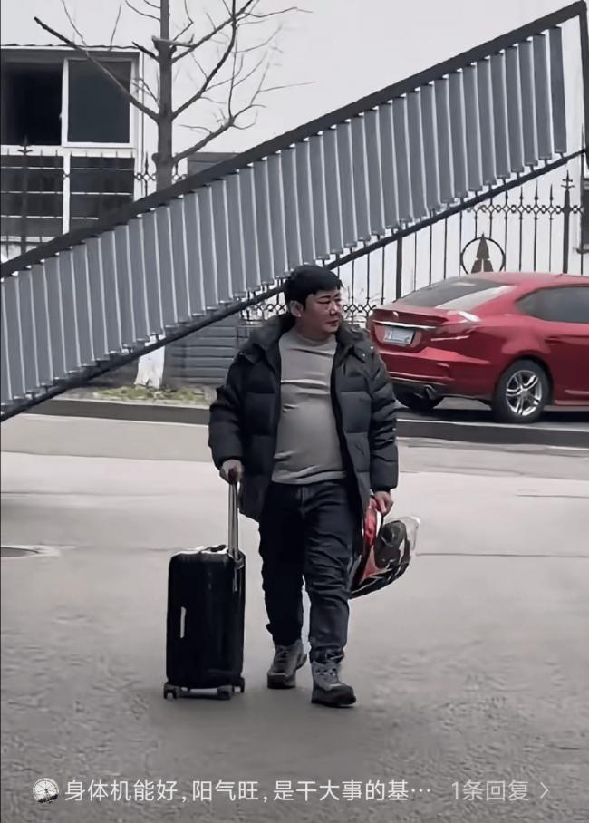 张雪这气场,网:刚被电子厂开除的表哥 张雪这气场,网:刚被电子厂开除的表哥