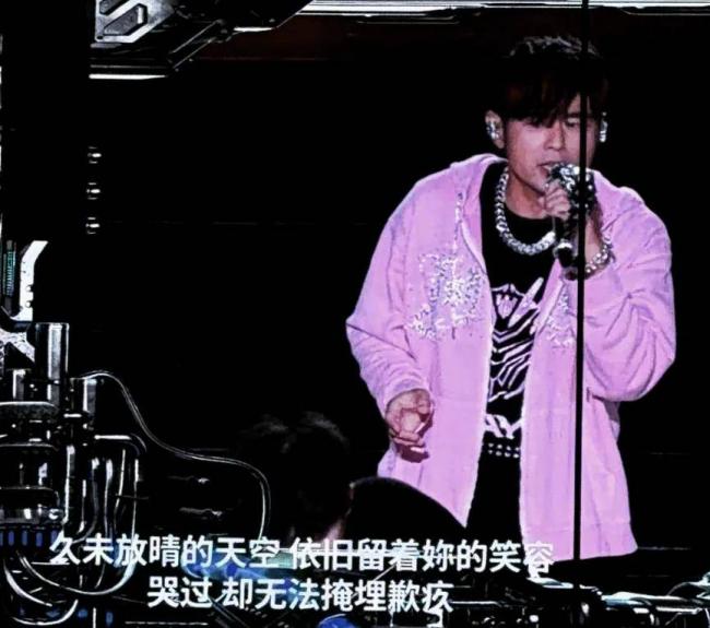 周杰伦演唱会口碑又崩了,本人唱不上去就划水 周杰伦演唱会口碑又崩了,本人唱不上去就划水