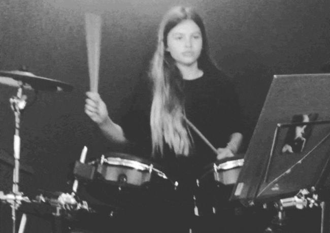 “全球最美女孩”24岁官宣订婚,她长残了吗 “全球最美女孩”24岁官宣订婚,她长残了吗