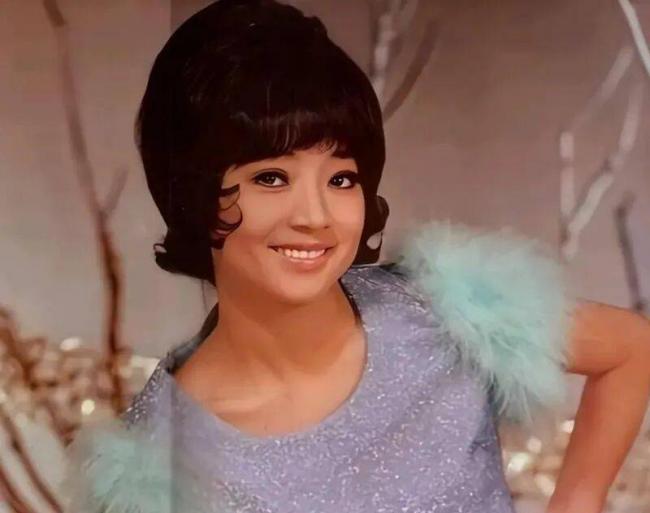 刘德华向她下跪，周润发要养她，春晚为她破例