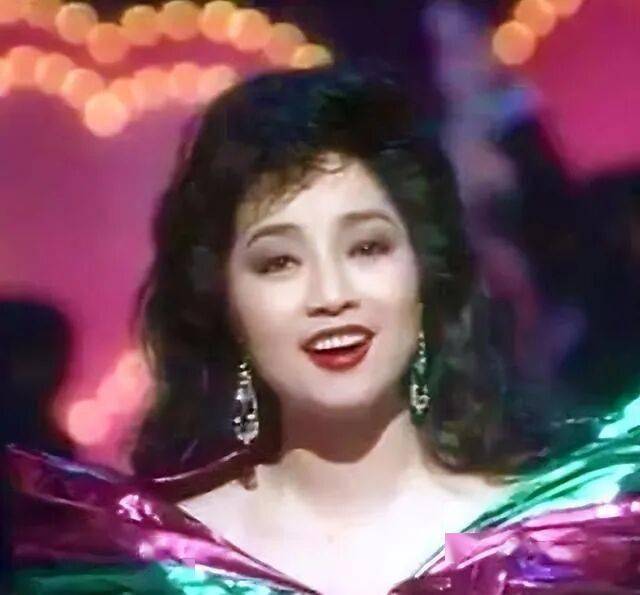 刘德华向她下跪，周润发要养她，春晚为她破例