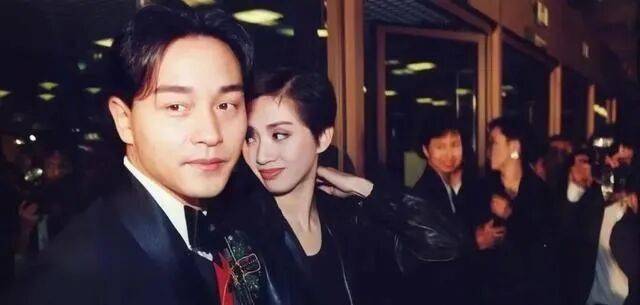 刘德华向她下跪，周润发要养她，春晚为她破例