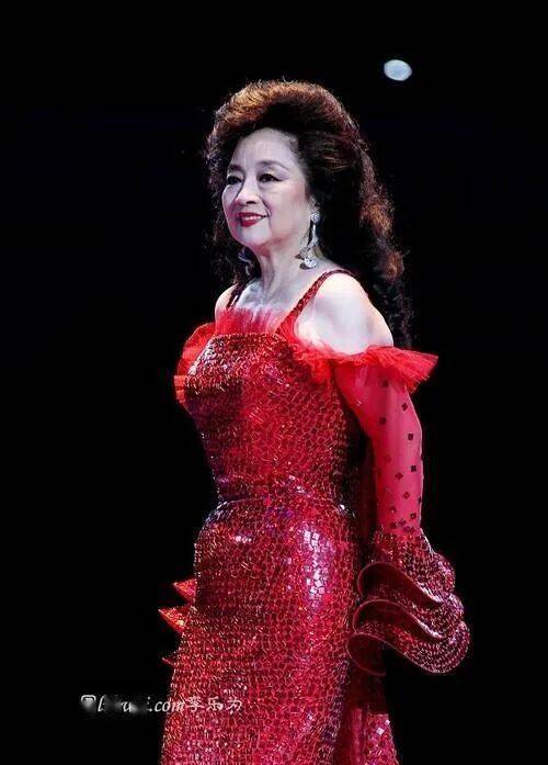 刘德华向她下跪，周润发要养她，春晚为她破例