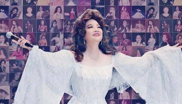 刘德华向她下跪，周润发要养她，春晚为她破例