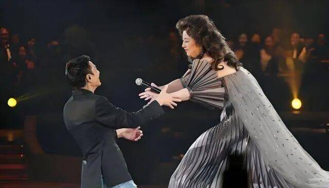 刘德华向她下跪，周润发要养她，春晚为她破例