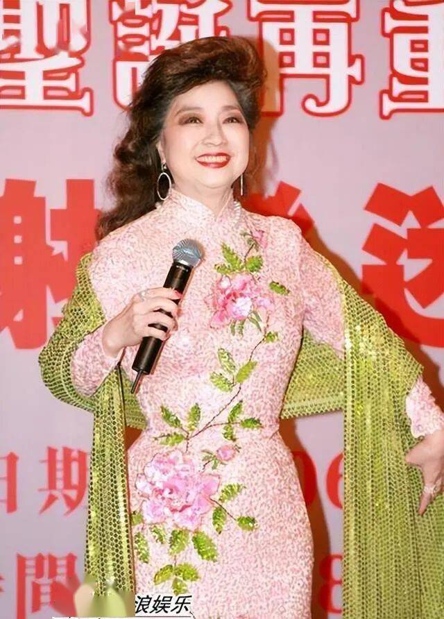 刘德华向她下跪，周润发要养她，春晚为她破例