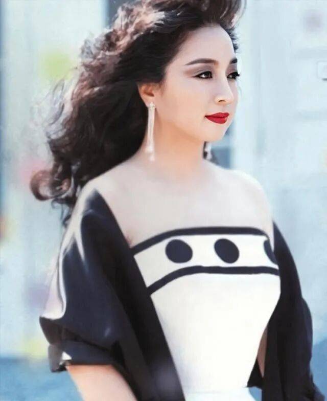 刘德华向她下跪，周润发要养她，春晚为她破例