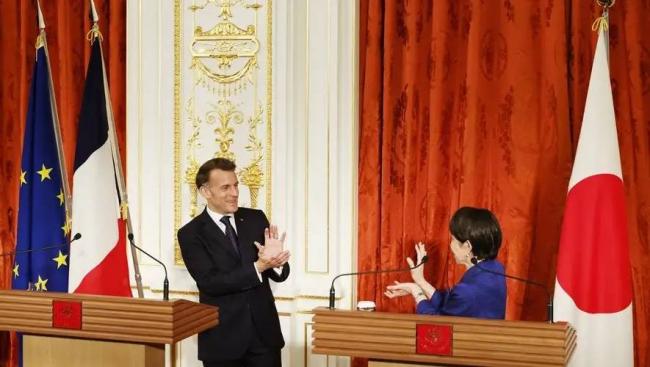 马克龙对日本皇后行吻手礼 爱妻穿紧身裙高跟鞋 马克龙对日本皇后行吻手礼 爱妻穿紧身裙高跟鞋