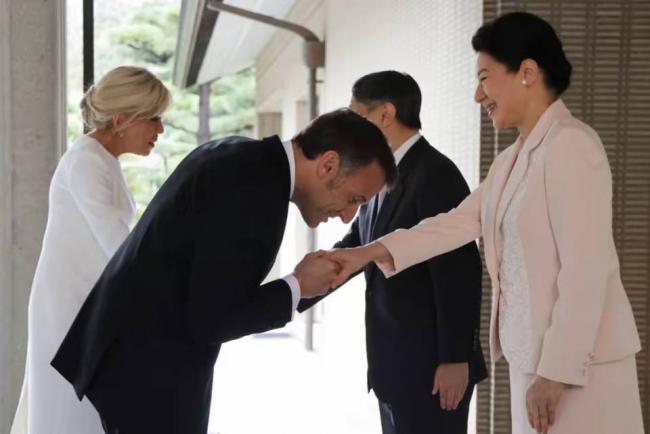 马克龙对日本皇后行吻手礼 爱妻穿紧身裙高跟鞋 马克龙对日本皇后行吻手礼 爱妻穿紧身裙高跟鞋