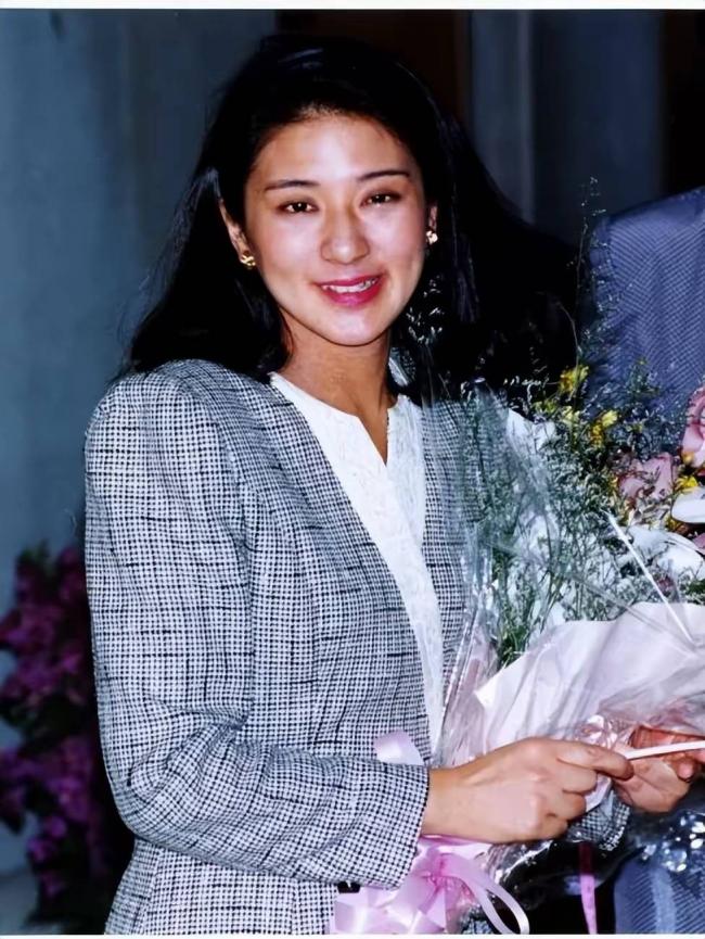 马克龙对日本皇后行吻手礼 爱妻穿紧身裙高跟鞋 马克龙对日本皇后行吻手礼 爱妻穿紧身裙高跟鞋