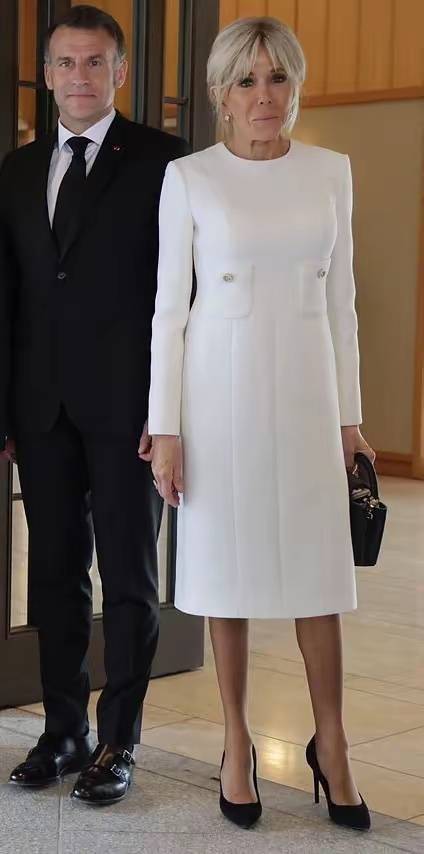 马克龙对日本皇后行吻手礼 爱妻穿紧身裙高跟鞋 马克龙对日本皇后行吻手礼 爱妻穿紧身裙高跟鞋