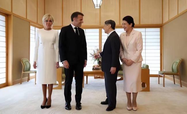 马克龙对日本皇后行吻手礼 爱妻穿紧身裙高跟鞋 马克龙对日本皇后行吻手礼 爱妻穿紧身裙高跟鞋