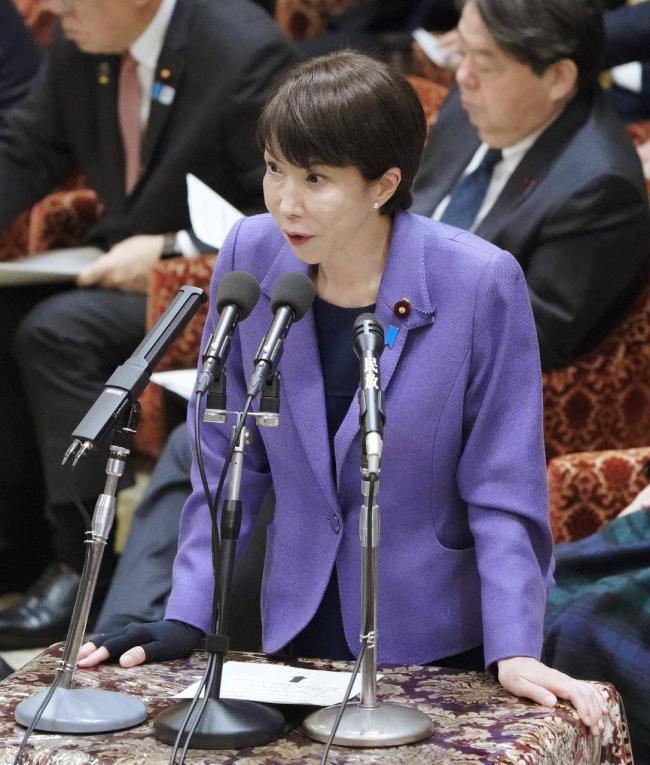 马克龙对日本皇后行吻手礼 爱妻穿紧身裙高跟鞋 马克龙对日本皇后行吻手礼 爱妻穿紧身裙高跟鞋