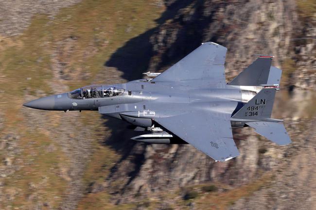 F15坠毁引爆“生死竞速”　第2名飞行员已被救回