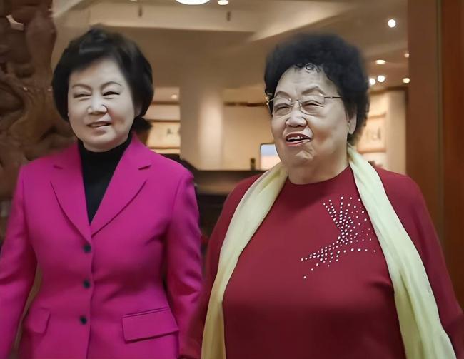 迟重瑞陈丽华全家福曝光,4个儿女都很优秀 迟重瑞陈丽华全家福曝光,4个儿女都很优秀