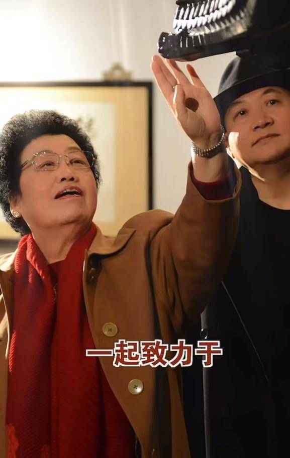 迟重瑞陈丽华全家福曝光,4个儿女都很优秀 迟重瑞陈丽华全家福曝光,4个儿女都很优秀