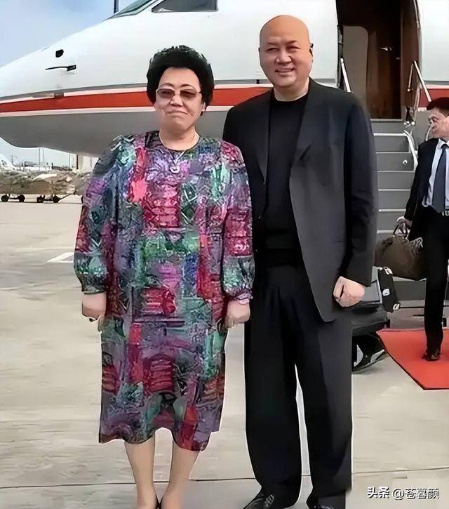 陈丽华告别仪式：迟重瑞哭红双眼 多位明星现身