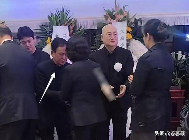 陈丽华告别仪式：迟重瑞哭红双眼 多位明星现身