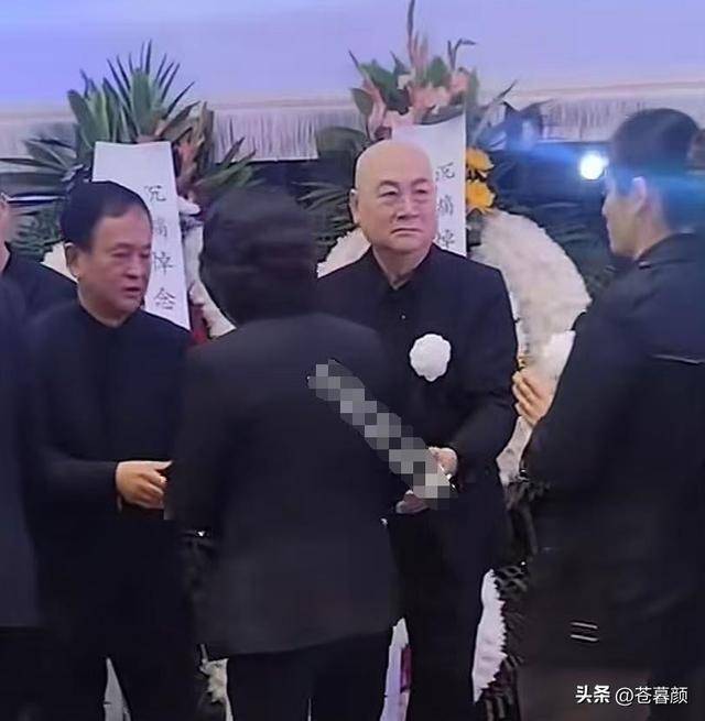 陈丽华告别仪式：迟重瑞哭红双眼 多位明星现身