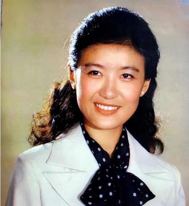 她曾是央视第一美女，赴港生子后远居美国