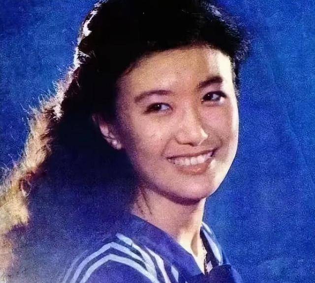 她曾是央视第一美女，赴港生子后远居美国