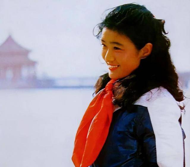 她曾是央视第一美女，赴港生子后远居美国