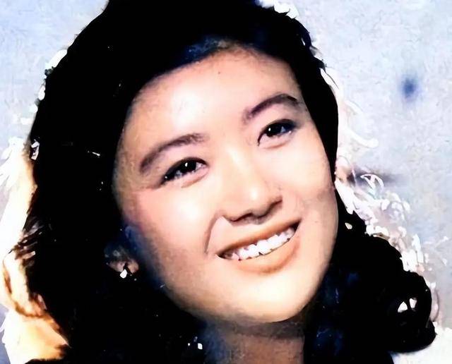 她曾是央视第一美女，赴港生子后远居美国