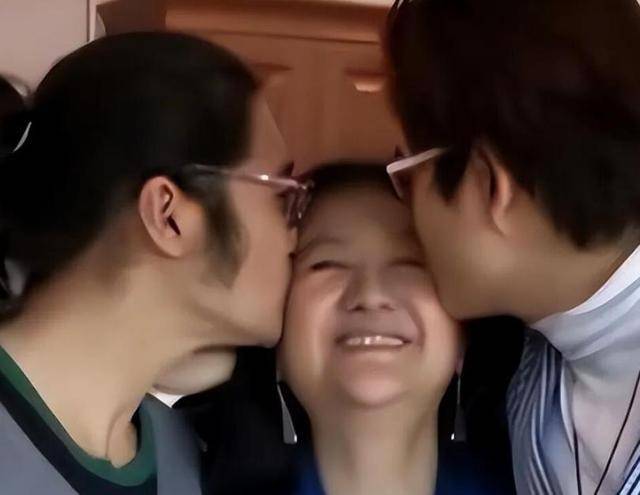 她曾是央视第一美女，赴港生子后远居美国