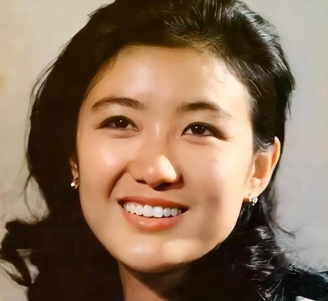 她曾是央视第一美女，赴港生子后远居美国