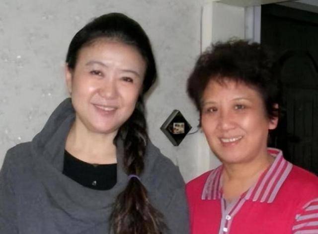 她曾是央视第一美女，赴港生子后远居美国