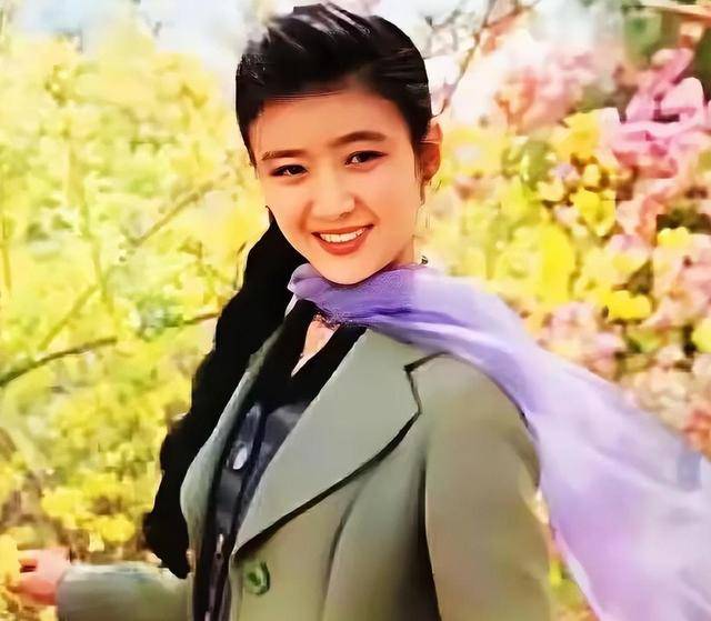 她曾是央视第一美女，赴港生子后远居美国