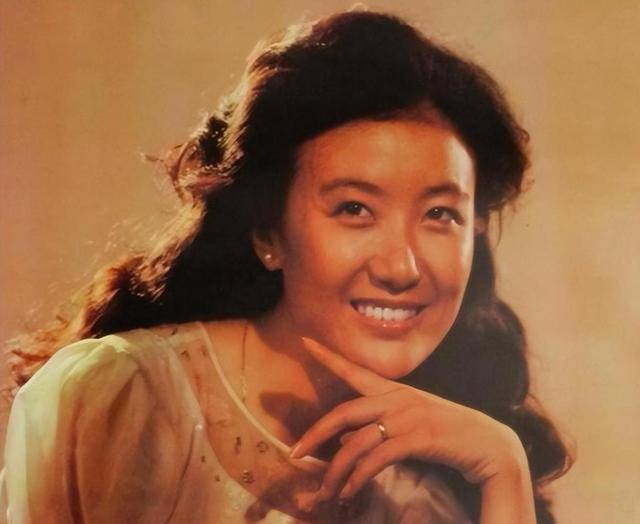 她曾是央视第一美女，赴港生子后远居美国