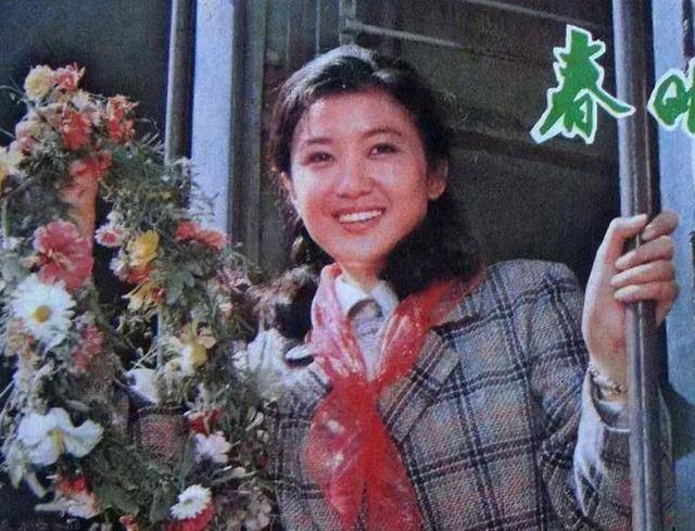 她曾是央视第一美女，赴港生子后远居美国